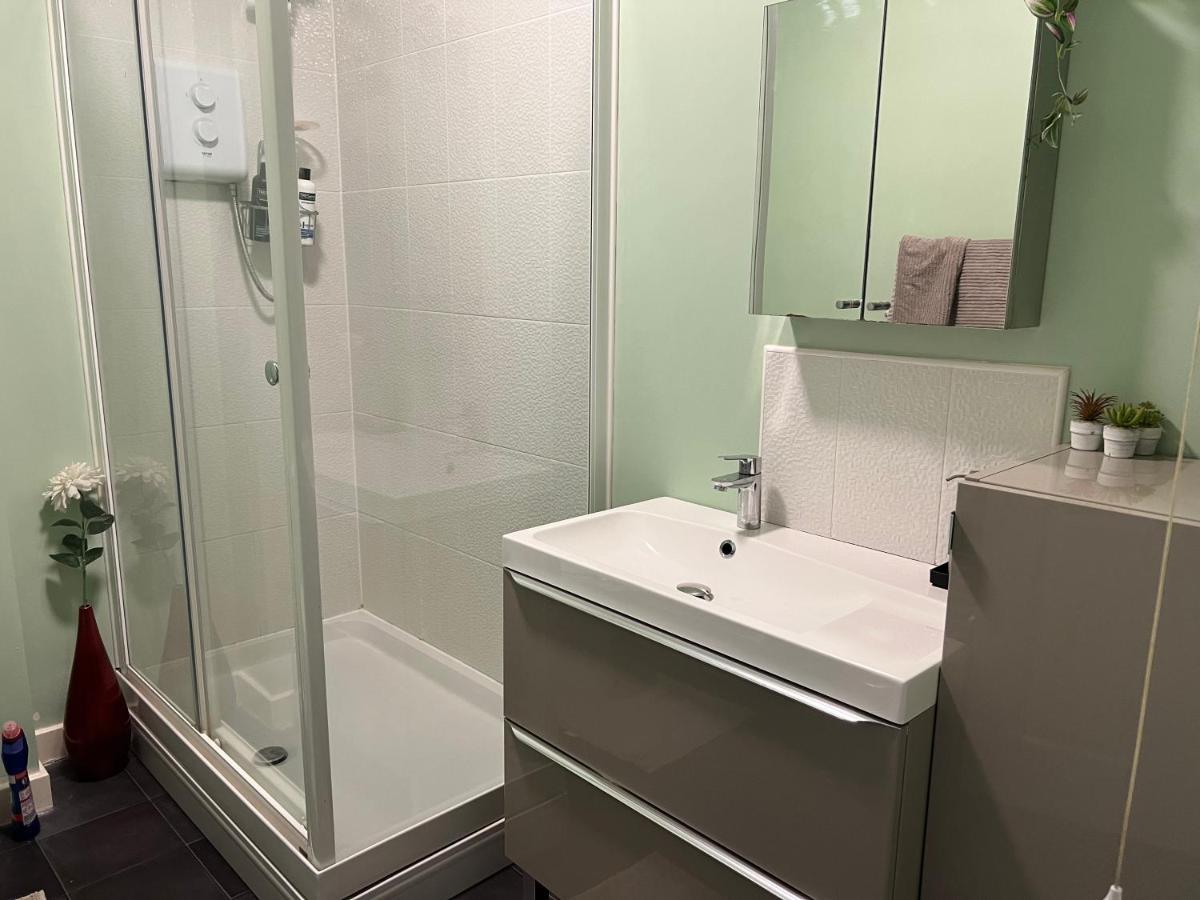Sheffield City Centre , Free Wifi & Parking - Private Room - Shared House 외부 사진