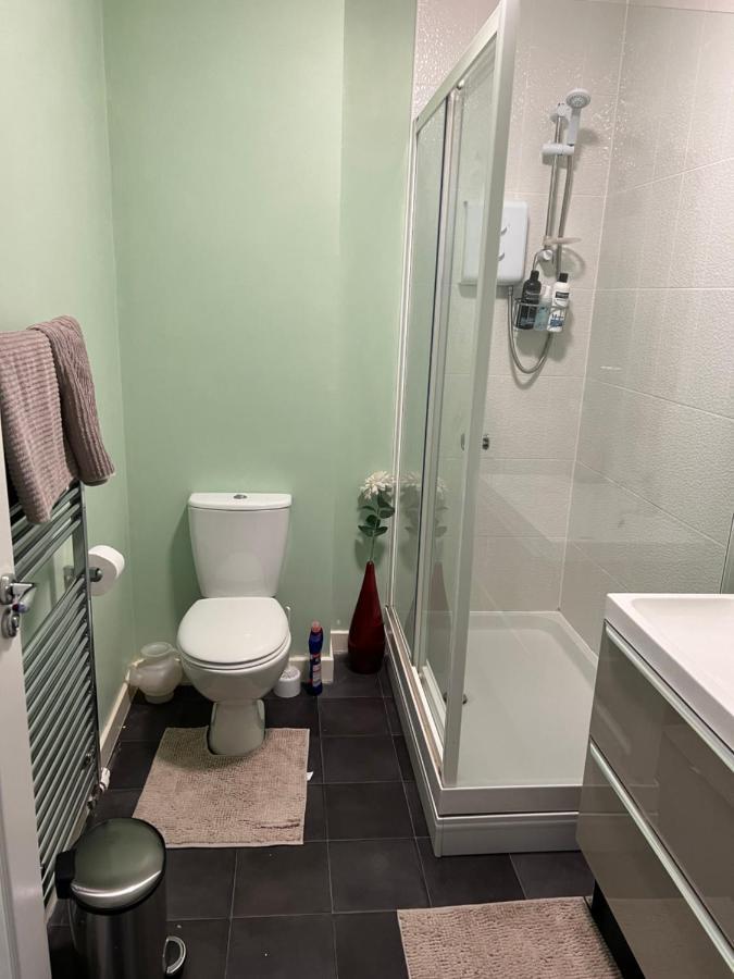 Sheffield City Centre , Free Wifi & Parking - Private Room - Shared House 외부 사진